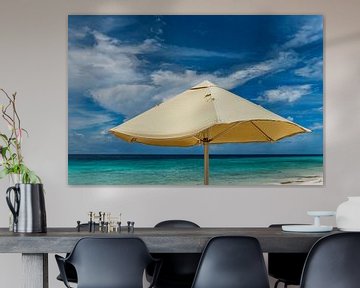 Curacao, parasol op strand van Keesnan Dogger Fotografie