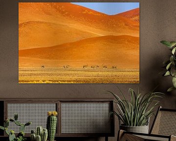 Zandduinen in de Namib woestijn met Oryx antilopen van Chris Stenger
