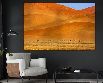 Dunes de sable dans le désert du Namib avec des antilopes d'Oryx sur Chris Stenger