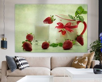 Nature morte estivale et rêveuse avec des fraises fraîches et du lait frais dans un petit pot sur Tanja Riedel