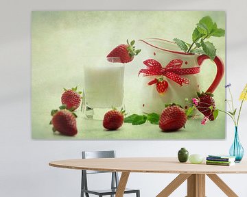 Verträumtes sommerliches Stillleben mit frischen Erdbeeren und frischer Milch im Kännchen
