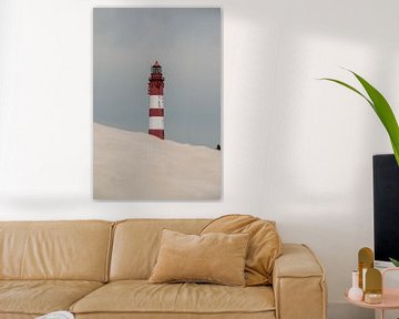 The Amrum lighthouse behind a dune van Alexander Wolff