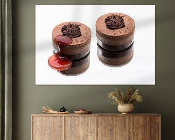 Chocolade dessert gepresenteerd op een spiegel van Wim Stolwerk