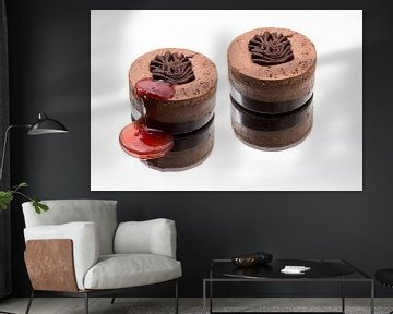 Chocolade dessert gepresenteerd op een spiegel van Wim Stolwerk