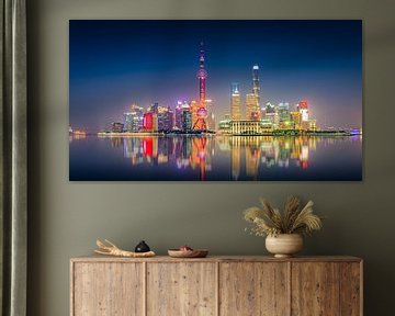 Shanghai Skyline in het donker van Remco Piet
