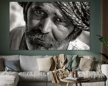 Man met baard uit Rahjastan, India. van Ton Bijvank