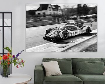 Porsche 919 Hybrid  sports-prototype racing car in Eau Rouge van Sjoerd van der Wal Fotografie