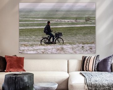Fietser door besneeuwd landschap von Christiaan Klompstra