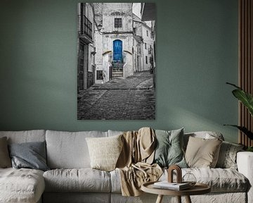 Blauwe deur in het witte stadje Casares in Andalucia. van Wout Kok