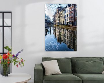 Weerspiegeling van grachtenpanden in het water van de oude gracht in Utrecht