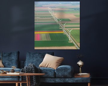Vue aérienne d'éoliennes à Flevoland entre des champs de tulipes de différentes couleurs sur Sjoerd van der Wal Photographie