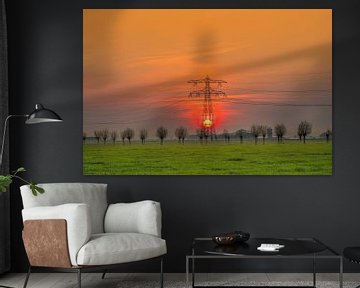 Zonsondergang achter een electriciteitsmast vlak buiten Leeuwarden by Harrie Muis