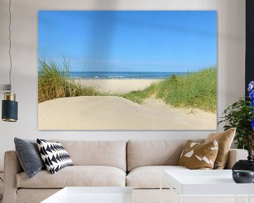 Dunes à la plage avec des herbes marram lors d'une belle journée d'été à la plage de la mer du Nord sur Sjoerd van der Wal Photographie