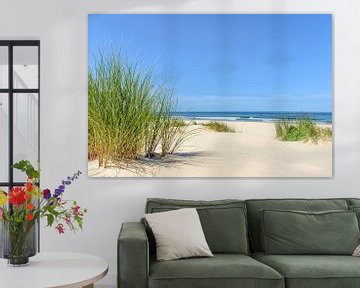 Dunes à la plage avec des herbes marram lors d'une belle journée d'été à la plage de la mer du Nord sur Sjoerd van der Wal Photographie