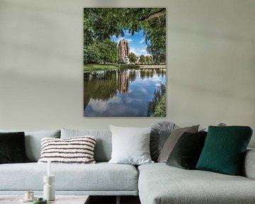 De Leeuwarder Oldehove weerspiegeld in de stadsgracht van Harrie Muis