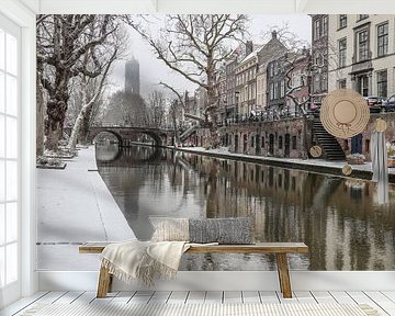 Sneeuw langs de Oudegracht met de domtoren op de achtergrond op een winterdag in Utrecht, NL van Arthur Puls Photography