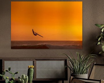 Windsurfer met zonsondergang van Jan van Woerden