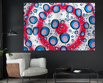 Druppels met psychedelische cirkels in rood, wit en blauw
