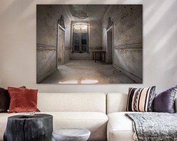 Kasteel / Chateau Hogemeyer, België - Urbex / hal / deuropening / tafel / raam / lichtinval / grijs van Art By Dominic