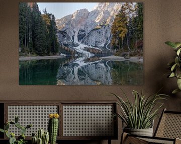 Bos en berg reflectie Lago di Braies (Dolomieten) van Thijs van den Broek