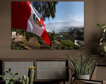 Arequipa, volcan Pichu Pichu et drapeau, Pérou, Amérique du Sud sur Martin Stevens