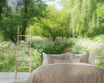 Ein idyllischer Ort (Schönes Stück Natur mit Kuhpetersilie zwischen den Bäumen) von Birgitte Bergman