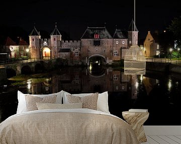 Koppelpoort van Amersfoort in de nacht van Gerard de Zwaan