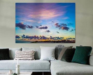 Zonsondergang in de winter met een sneeuwlucht