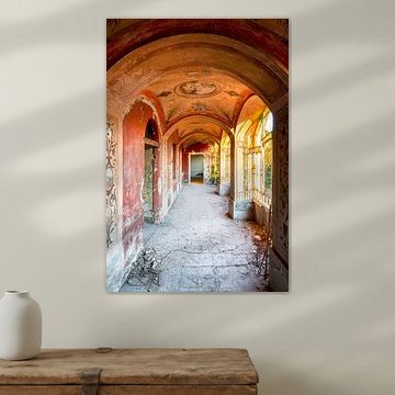 Sonnenuntergang in verlassener Halle. von Roman Robroek – Fotos verlassener Gebäude