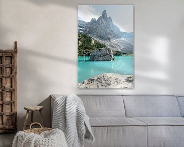 Roches de pierre entourées d'un lac de montagne turquoise sur Alberto Schulzini