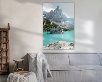 Stenen rotsen omgeven door turquoise bergmeer