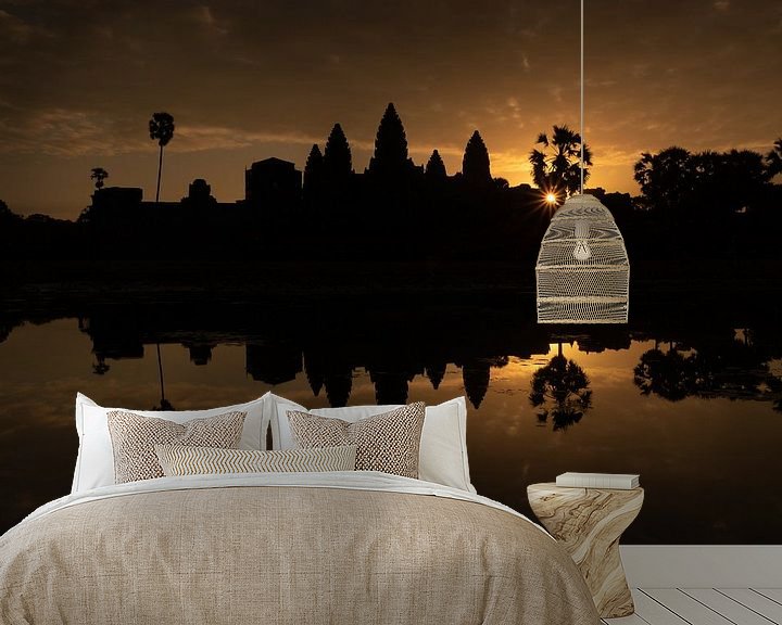 Sfeerimpressie behang: Gouden zonsopgang bij de tempel van Angkor Wat - Siem Reap, Cambodja van Thijs van den Broek