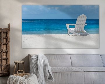 Strandstoel op tropisch strand