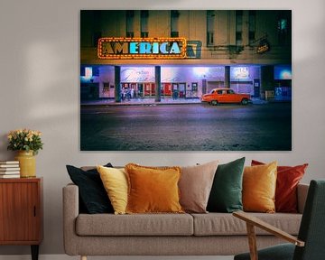 Vieux routier rouge devant le cinéma America sur Tilo Grellmann | Photography