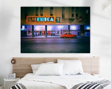 Vieux routier rouge devant le cinéma America sur Tilo Grellmann | Photography