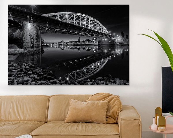 Le pont Arnhem John Frost sur le Rhin en noir et blanc