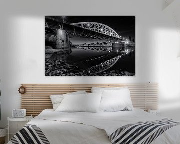 Die Arnheimer John-Frost-Brücke über den Rhein in schwarz-weiß von Dave Zuuring