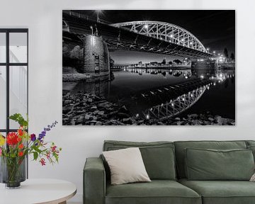 Die Arnheimer John-Frost-Brücke über den Rhein in schwarz-weiß von Dave Zuuring