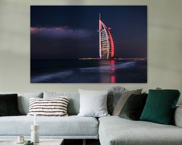 Burj al Arab, Abendfoto rot hervorgehobenes Hotel von Inge van den Brande