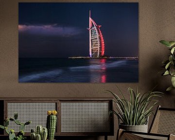 Burj al Arab, avondfoto rood uitgelicht hotel van Inge van den Brande