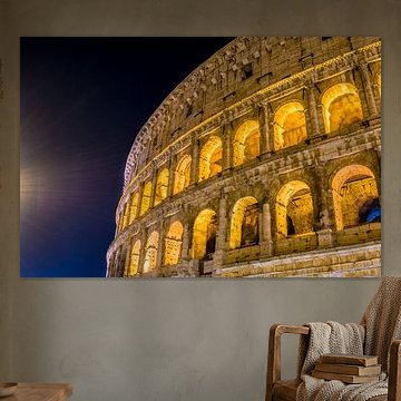 Der große Roman Colosseum und seine Bögen nachts in Rom - Italien