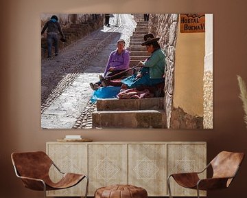 Handweven op de stoep, Cuzco, Peru, Zuid Amerika van Martin Stevens