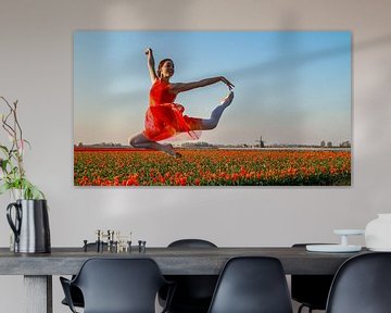 Ballerina springt in het veld by peterheinspictures