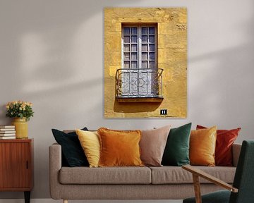 French Doors (Franse deuren in een gele leemmuur) van Caroline Lichthart