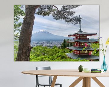 Tempel met mount Fuji - Japan van Michael Bollen