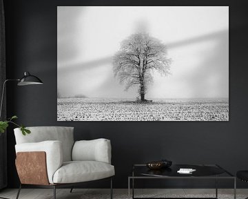 Paysage d'hiver avec un arbre solitaire sur Gert Hilbink