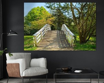 Holländische Holzbogenbrücke im Park während der Frühling