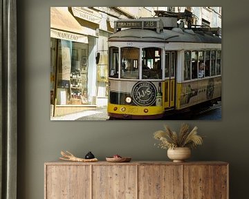 Oude tram door de straten van Lissabon van Ellinor Creation