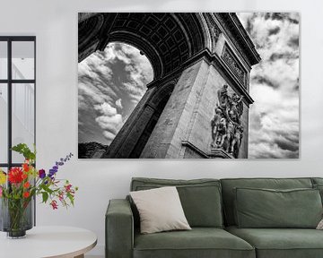 Arc de triomphe in zwart wit met mooie wolken - Parijs van Michael Bollen
