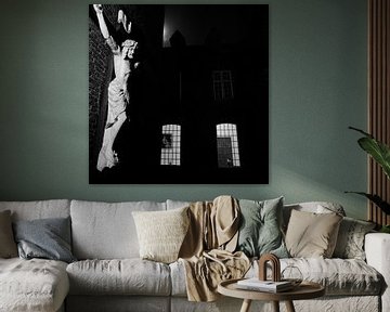 Photo de nuit avec crucifix sur Raoul Suermondt